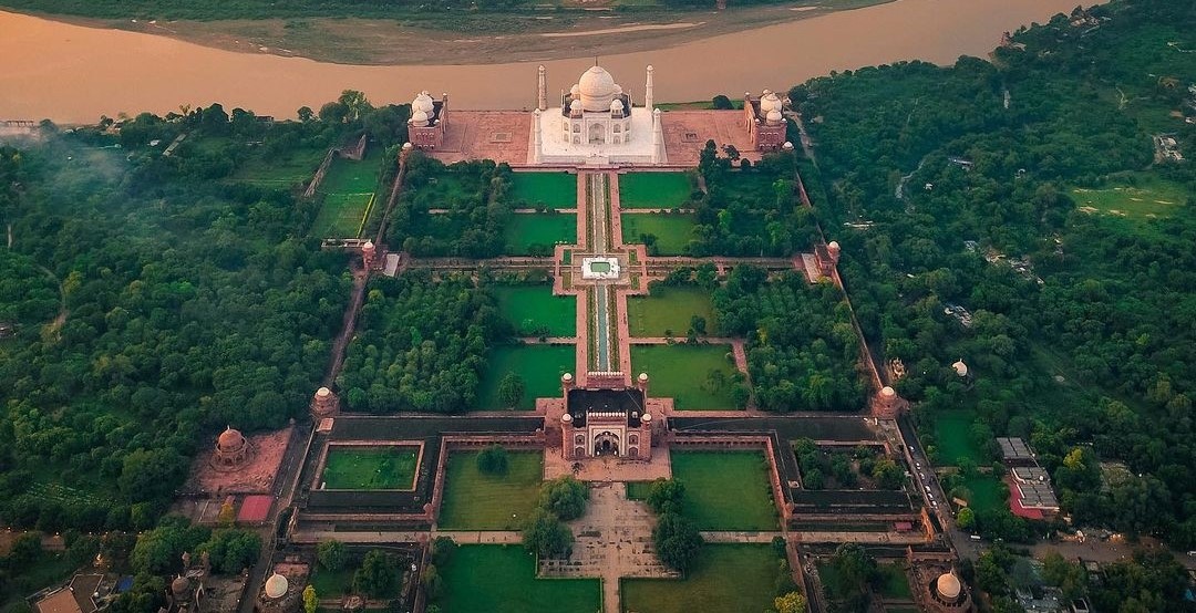 Best time to visit India showing seasonal weather and travel conditions