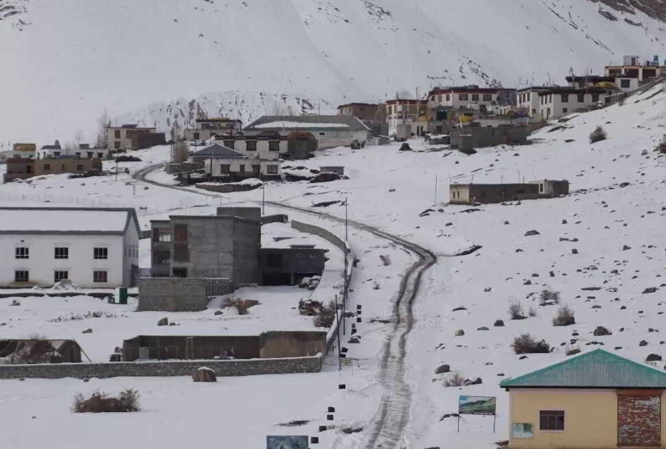 How to reach Spiti Valley showing road routes via Shimla and Manali and scenic Himalayan highways in Himachal Pradesh.