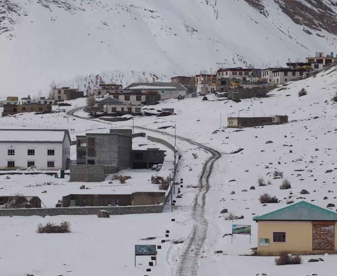 How to reach Spiti Valley showing road routes via Shimla and Manali and scenic Himalayan highways in Himachal Pradesh.