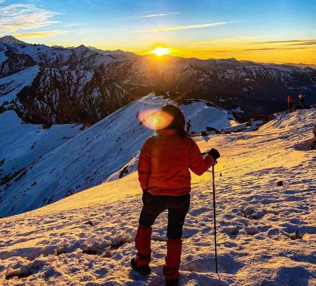 Snow-covered Kedarkantha Trek trail with panoramic Himalayan mountain views during winter trek.