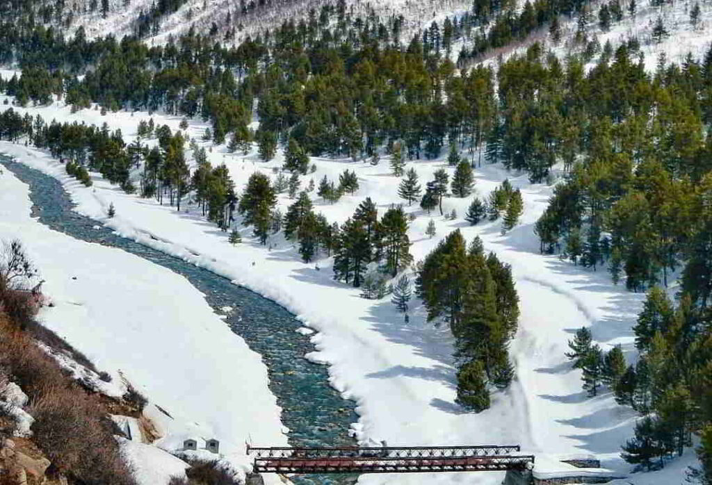 Best season to visit Spiti Valley highlighting scenic landscapes, monasteries, and mountain roads in Himachal Pradesh.