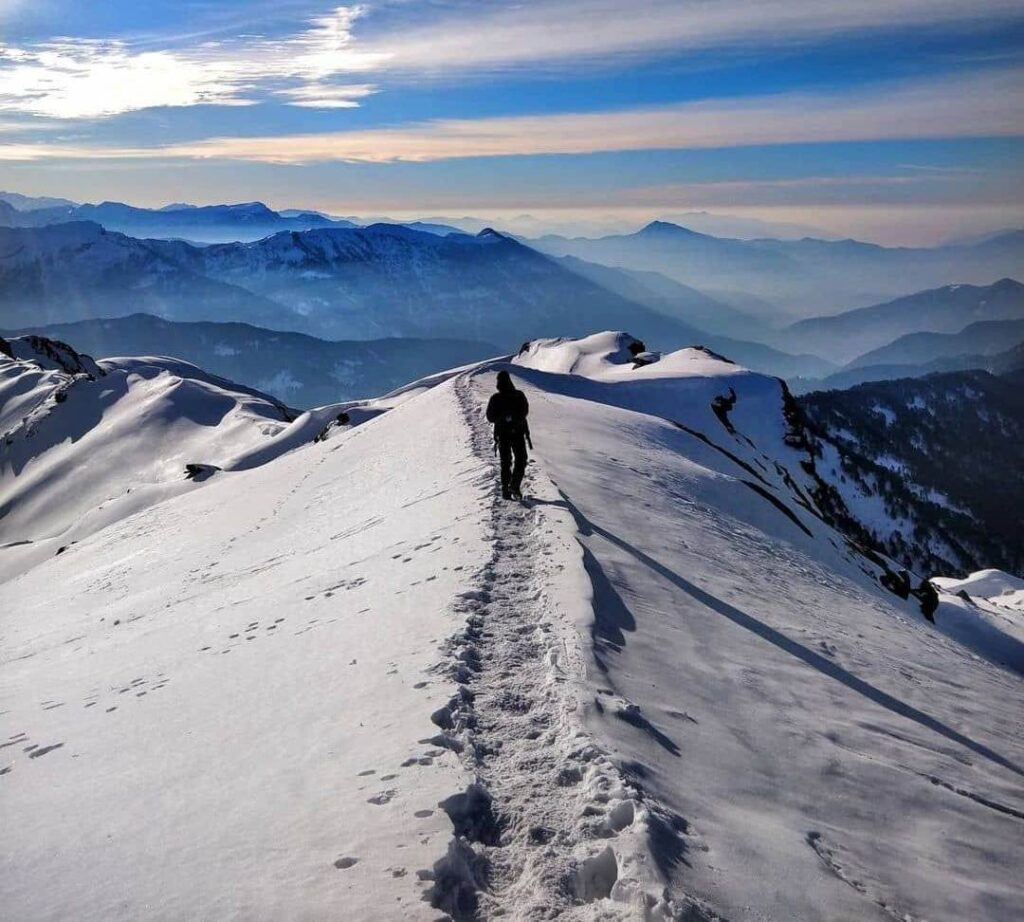 snow trekking kedarkantha